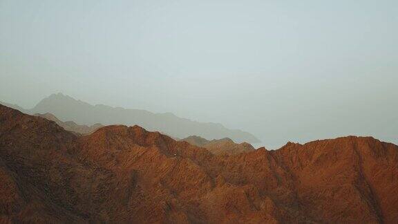 惊人的日落在埃及西奈山脉西奈沙漠山峰平缓慢镜头4k
