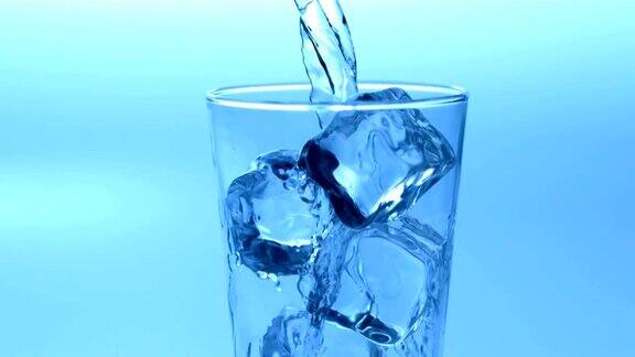 把水倒在装满冰块的杯子上