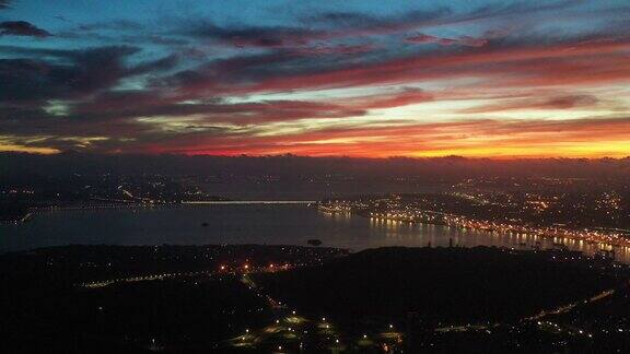 城市夜景和黎明时分浪漫的