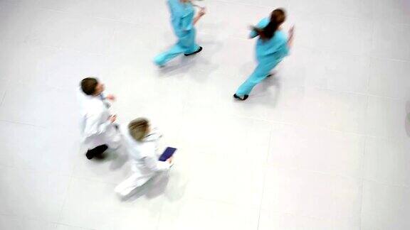 医生和护士在医院走廊里奔跑