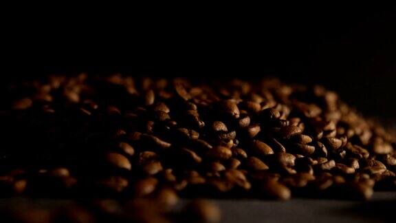 黑桌子上放着咖啡豆