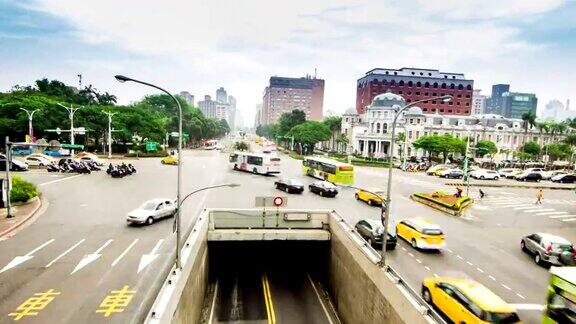 时间流逝-交通在道路交叉路口在台北台湾