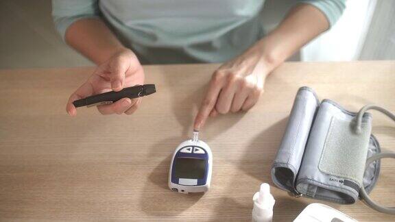 糖尿病患者使用血糖仪检查