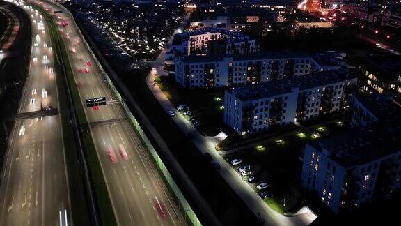 Hyperlapse或Dronelapse高速公路鸟瞰图旁边的城市华沙Wilanow夜间的高速公路鸟瞰图