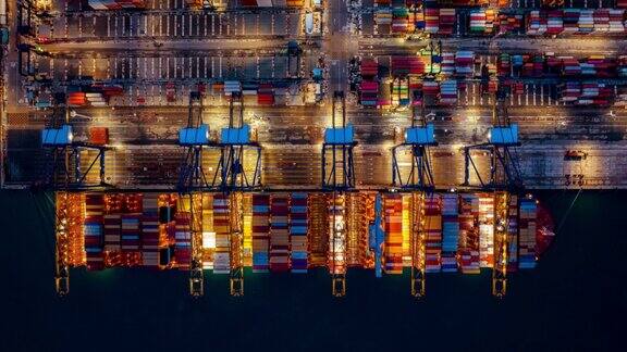 集装箱船在港口夜间装卸的时间间隔
