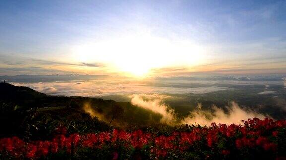 日出和薄雾在山上