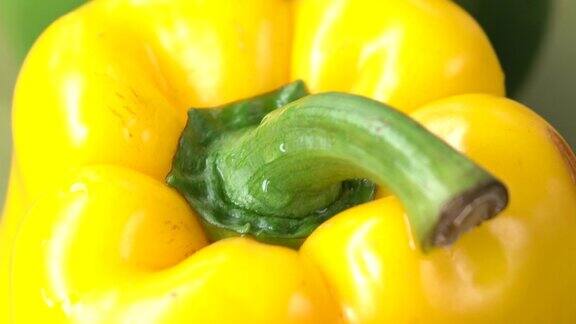 黄色绿色和红色柿子椒的特写镜头