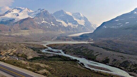 加拿大落基山脉阿尔伯塔省和不列颠哥伦比亚省的冰原公园路