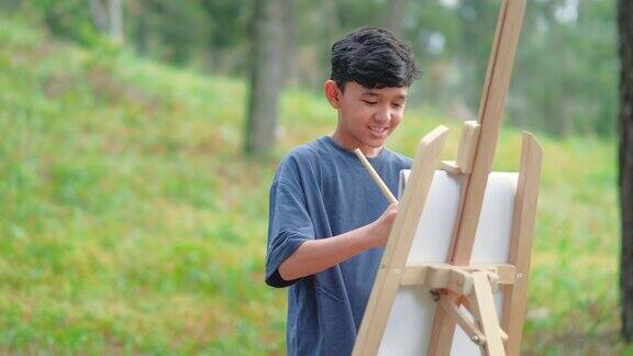 快乐的亚洲青少年男孩有画画的乐趣