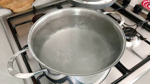 煮意大利面用的钢锅内沸腾的水现代家庭厨房C