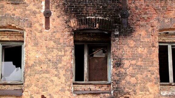 老砖房的窗户
