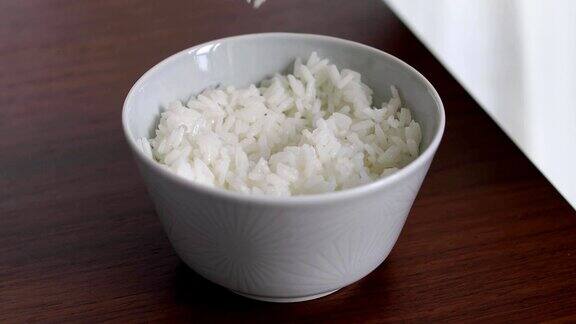 女人从碗里吃米饭的特写