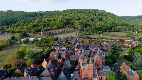 法国科隆斯-拉-鲁日村美丽的鸟瞰图这个村庄位于森林和绿色田野的中央