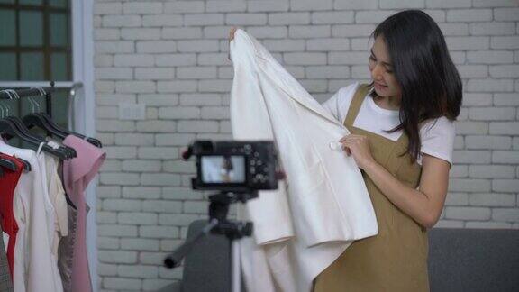女时尚博主正在试衣服制作在线视频