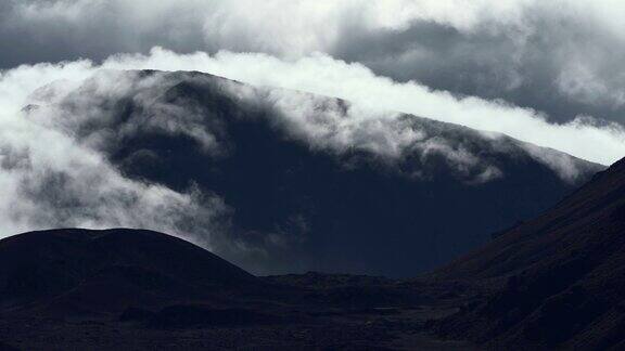 夏威夷火山上空云流的时间流逝