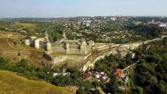 乌克兰Kamianets-Podilskyi城堡鸟瞰图城堡位于历史城市Kamianets-Podilskyi的风景如画的自然之中