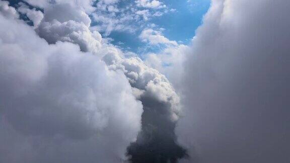 从高空的飞机窗口鸟瞰图上面覆盖着暴雨前形成的蓬松积云