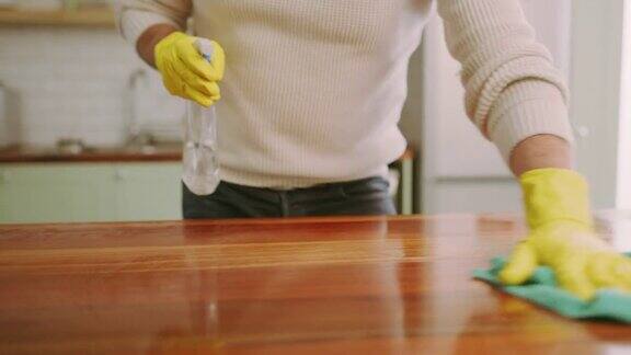 一个无法辨认的男人在家清理厨房柜台的4k视频