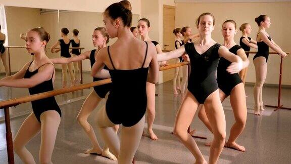 年轻的芭蕾舞演员在芭蕾舞学校排练舞蹈练习
