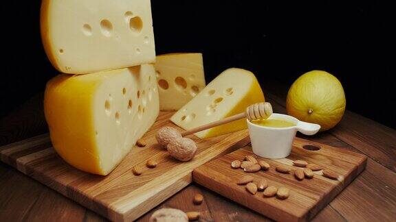中等硬度的奶酪头伊达豪达干酪放在木板上加坚果和蜂蜜幻灯片拍摄