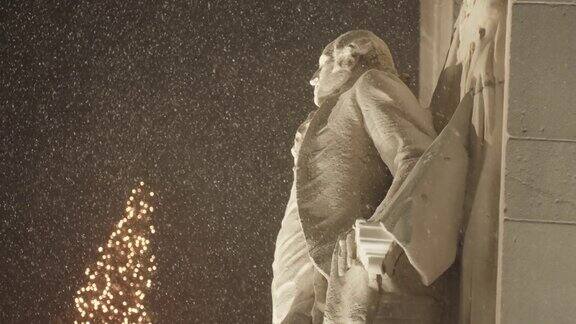 圣诞暴风雪中的乔治·华盛顿雕像