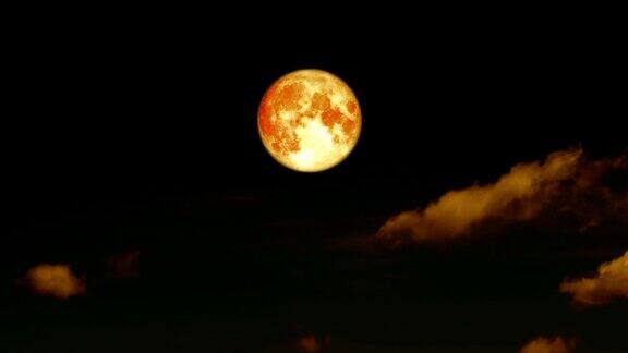 血收获的月亮通过滚动的云在夜空时间流逝