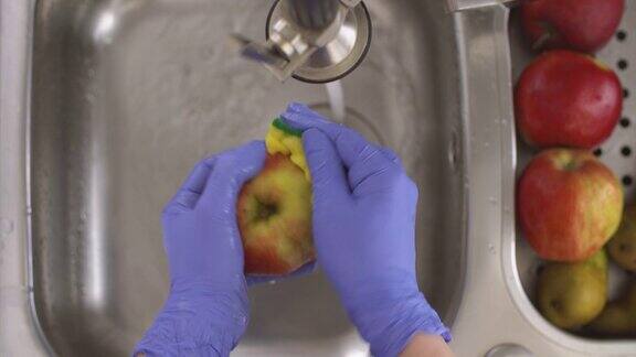 在水槽里洗苹果