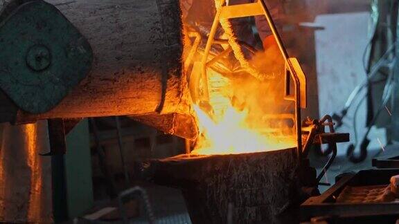 熔化金属液操作人员努力工作将熔化的金属液从炉中出到钢包然后浇注到铸造厂