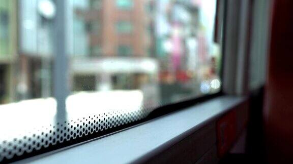 从公交车窗口看路在亚洲主题在左边