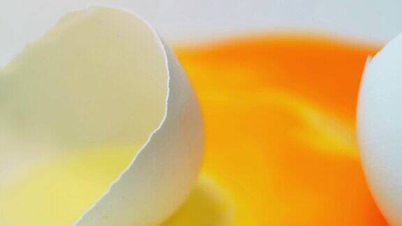 盒式磁带里的鸡蛋特写光滑的旋转