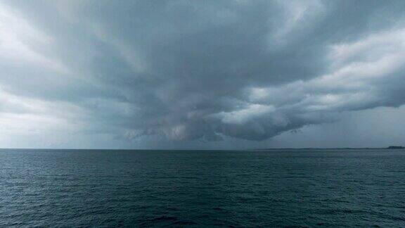 极端天气台风龙卷风飓风在海上形成