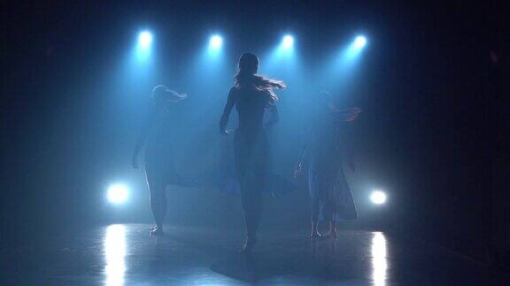 芭蕾舞者的剪影在魔术聚光灯下跳舞的慢镜头