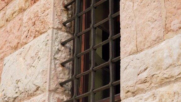 旧监狱的铁窗锈迹斑斑