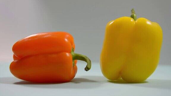 黄色和红色的辣椒配上白色的背景