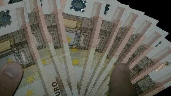 年轻人手拿50欧元钞票