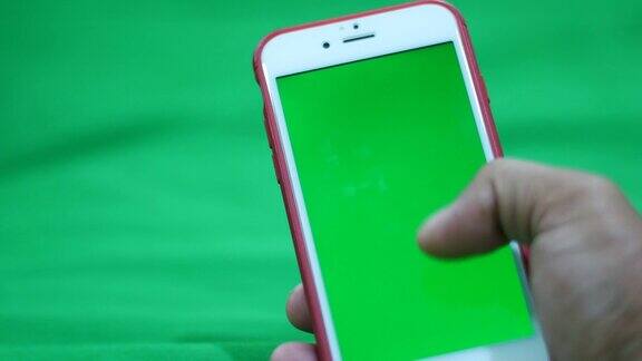 手牵手使用绿色屏幕的手机