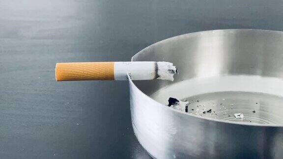 烟灰缸里有一只燃烧着的香烟