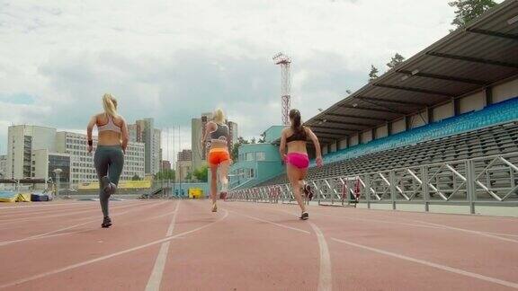 女子跑步运动员在体育场训练