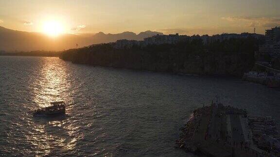 日落时分的安塔利亚港