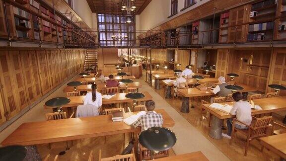 人们在图书馆里读书和学习