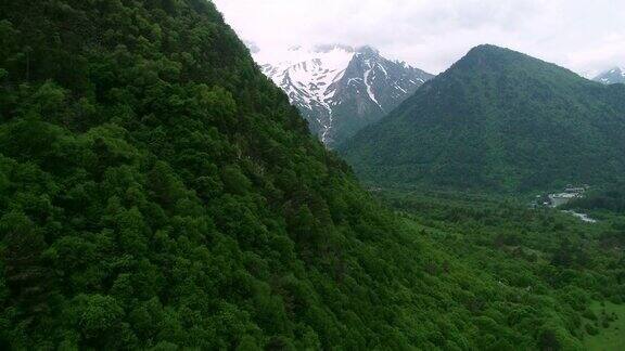 从无人机上可以看到美丽的山景