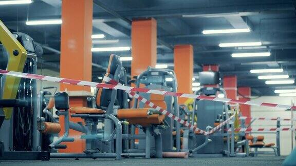 在健身房里的健身器材周围缠上了路障胶带
