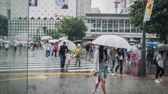 下雨时人群穿过城市道路