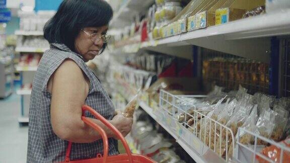女人在超市购物