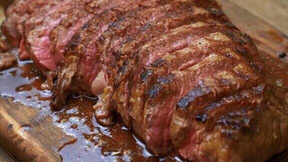切片烤牛肉与香料在木砧板上的特写