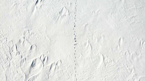 一个男人正走在雪地上孤独从以上观点