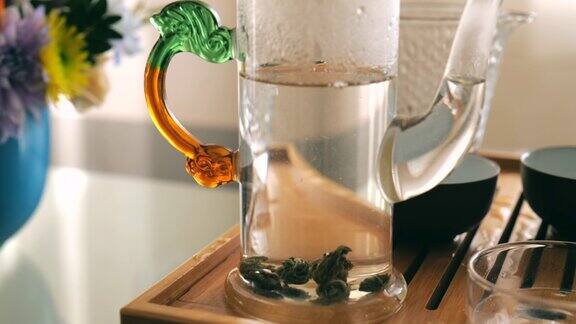 上等的中国白茶是用玻璃茶壶冲泡的中国茶道