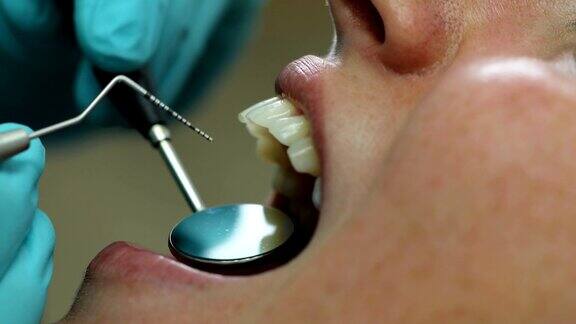 在牙医那里接受牙科治疗的妇女