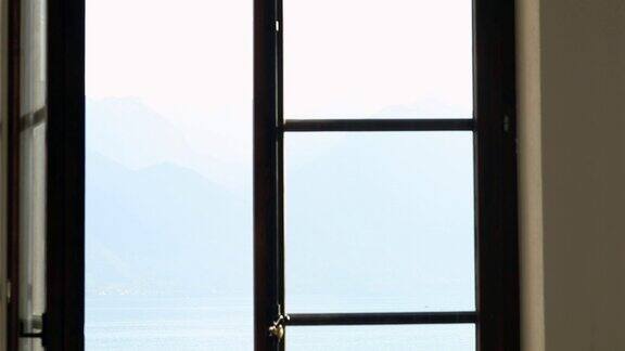 透过窗户看到的景观透过窗外看到的瑞士山脉