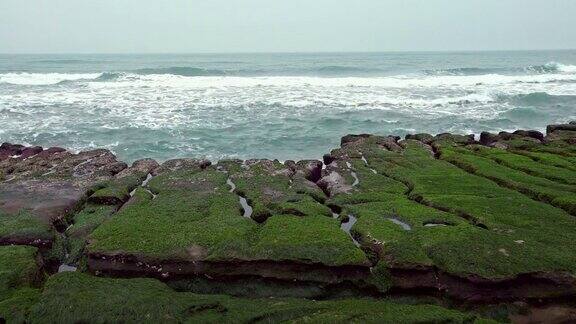 4K老美绿礁新台北海浪冲击着海岸想知道自然